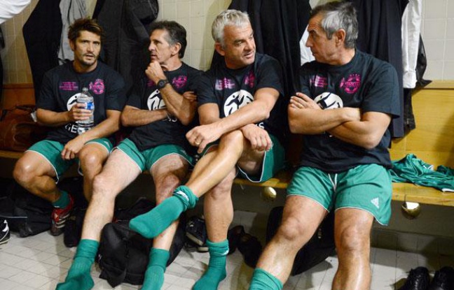 L'ancien footballeur Olivier Rouyer, assis entre Claude Puel et Alain Giresse, lors d'un match du Variété, le 12 septembre 2012, au stade Charléty, à Paris. L'ancien footballeur Olivier Rouyer, assis entre Claude Puel et Alain Giresse, lors d'un match du Variété, le 12 septembre 2012, au stade Charléty, à Paris.