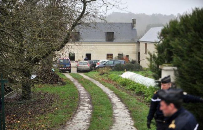 Sylviane Hamon, une ex-employée de banque contre laquelle un mandat d'arrêt avait été émis à la mi-mai après sa remise en liberté, a été interpellée lundi matin à Saumur (Maine-et-Loire) et replacée en détention provisoire à Orléans, apprend-on lundi de sources concordantes. Sylviane Hamon, une ex-employée de banque contre laquelle un mandat d'arrêt avait été émis à la mi-mai après sa remise en liberté, a été interpellée lundi matin à Saumur (Maine-et-Loire) et replacée en détention provisoire à Orléans, apprend-on lundi de sources concordantes.