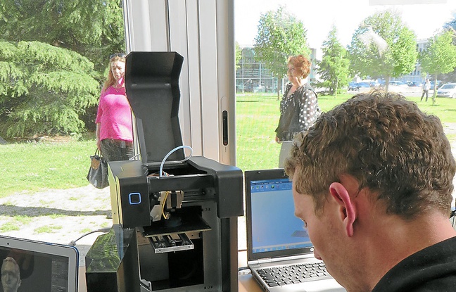 Les étudiants disposent d'imprimantes 3D pour créer leurs propres objets. Les étudiants disposent d'imprimantes 3D pour créer leurs propres objets.