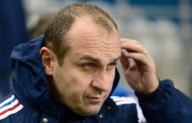 Le manager du XV de France Philippe Saint-André a estimé jeudi que devoir choisir entre Pascal Papé et Thierry Dusautoir pour le rôle de capitaine est "un problème de riches", refusant de commenter l'information du quotidien L'Equipe qui annonce que Papé aura ce rôle pour le Tournoi. Le manager du XV de France Philippe Saint-André a estimé jeudi que devoir choisir entre Pascal Papé et Thierry Dusautoir pour le rôle de capitaine est "un problème de riches", refusant de commenter l'information du quotidien L'Equipe qui annonce que Papé aura ce rôle pour le Tournoi.