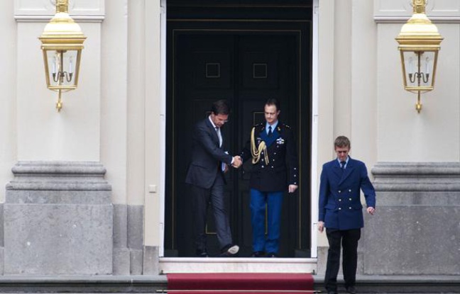 Le Premier ministre néerlandais Mark Rutte quitte le palais royal après avoir présenté la démission de son gouvernement à la reine Béatrix à La Haye le 23 avril 2012. Le Premier ministre néerlandais Mark Rutte quitte le palais royal après avoir présenté la démission de son gouvernement à la reine Béatrix à La Haye le 23 avril 2012.