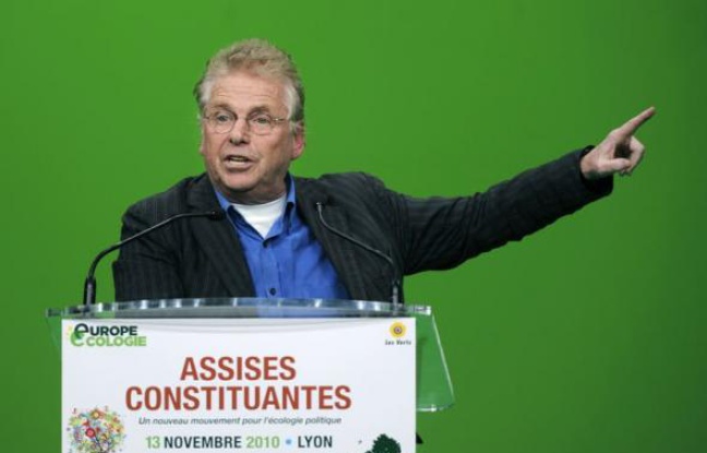 Cohn-Bendit, lui, a mis un peu en sourdine ses critiques. L'eurodéputé, sans qui EE n'aurait jamais existé, était toutefois loin d'être enthousiaste. Cohn-Bendit, lui, a mis un peu en sourdine ses critiques. L'eurodéputé, sans qui EE n'aurait jamais existé, était toutefois loin d'être enthousiaste.