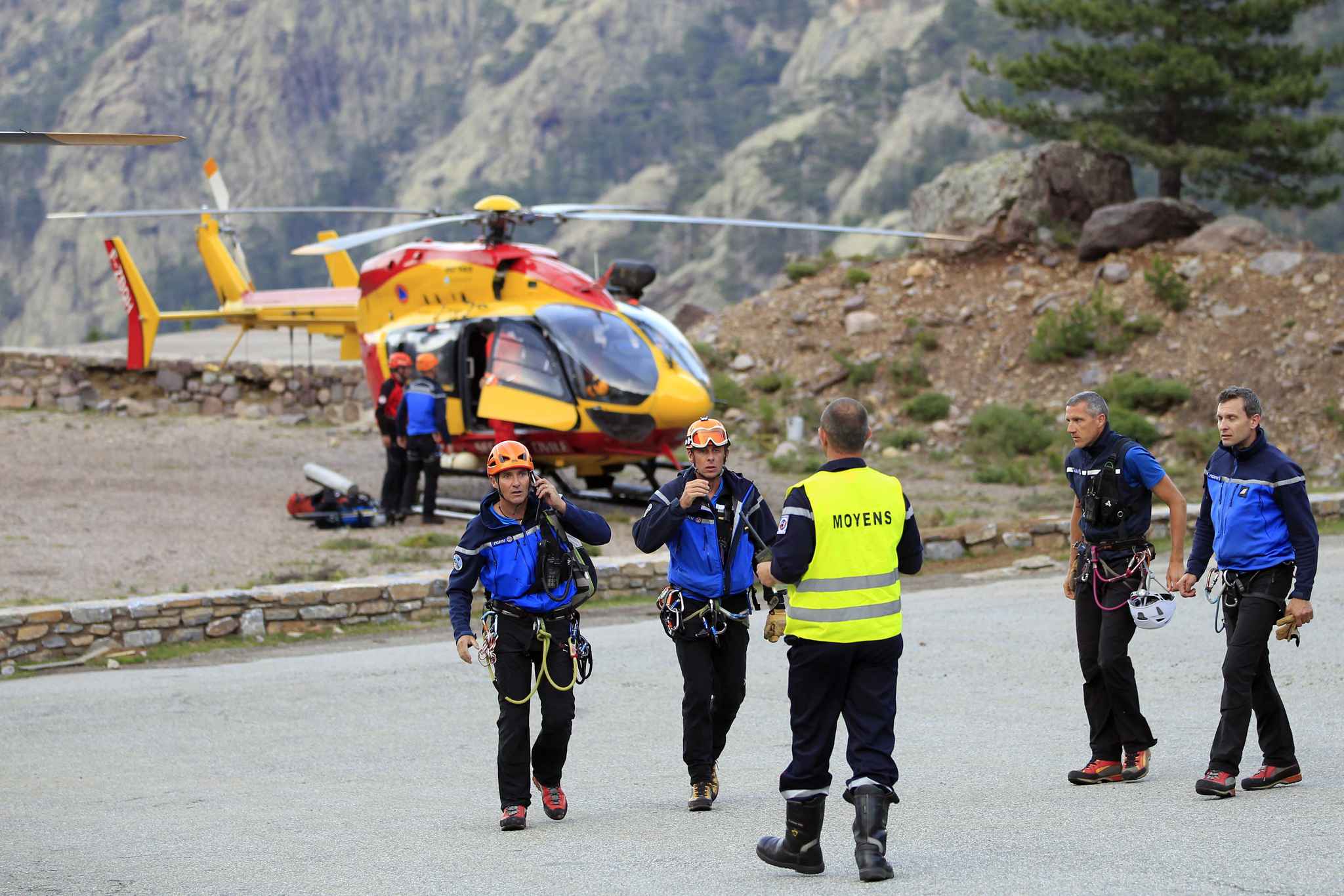 Corse Les recherches reprennent après l'accident de montagne qui a fait au moins trois morts