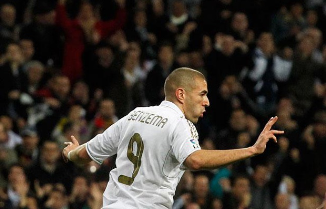 Karim Benzema après avoir marqué pour le Real Madrid contre Grenade le 7 janvier 2011. Karim Benzema après avoir marqué pour le Real Madrid contre Grenade le 7 janvier 2011.