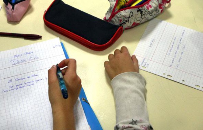 Des élèves de collège durant une dictée. Des élèves de collège durant une dictée.