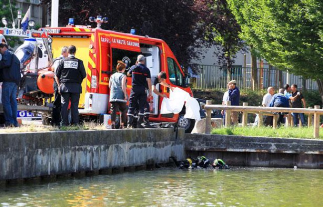 Les secours ont repêché le corps d'un enfant dans le lac de la Reynerie à Toulouse, le 25 juin 2012. Les secours ont repêché le corps d'un enfant dans le lac de la Reynerie à Toulouse, le 25 juin 2012.