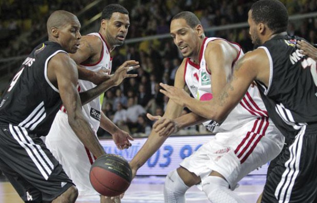 Le joueur de basket de la SIG, Alexis Ajinca lors de la rencontre contre Dijon au Rhenus Hall à Strasbourg Le joueur de basket de la SIG, Alexis Ajinca lors de la rencontre contre Dijon au Rhenus Hall à Strasbourg