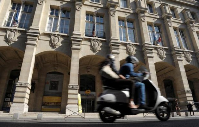 Les 5.000 recrutements supplémentaires d'ici 2014 annoncés par La Poste permettront à ses salariés de "souffler un peu", après des années de réorganisations éprouvantes, a estimé vendredi Fleur Pellerin, ministre déléguées aux PME, à l'Innovation et à l'Economie numérique. Les 5.000 recrutements supplémentaires d'ici 2014 annoncés par La Poste permettront à ses salariés de "souffler un peu", après des années de réorganisations éprouvantes, a estimé vendredi Fleur Pellerin, ministre déléguées aux PME, à l'Innovation et à l'Economie numérique.