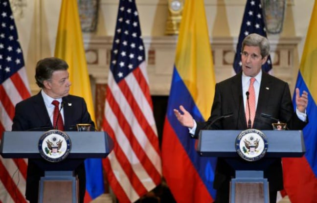 Le secrétaire d'Etat américain John Kerry et le président colombien Juan Manuel Santos le 5 février 2016 à Washington Le secrétaire d'Etat américain John Kerry et le président colombien Juan Manuel Santos le 5 février 2016 à Washington