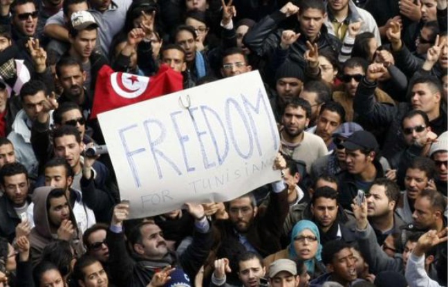 Des Tunisiens manifestent leur joie après le départ de Ben Ali, le 14 janvier 2011. Des Tunisiens manifestent leur joie après le départ de Ben Ali, le 14 janvier 2011.