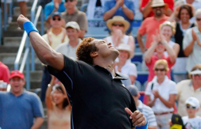 Jo-Wilfried Tsonga lors de sa victoire face à Roger Federer en quart de finale à Montréal le 14 août 2009. Jo-Wilfried Tsonga lors de sa victoire face à Roger Federer en quart de finale à Montréal le 14 août 2009.