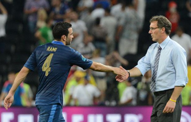 Adil Rami salue Laurent Blanc, le 11 juin 2012, à Donetsk. Adil Rami salue Laurent Blanc, le 11 juin 2012, à Donetsk.