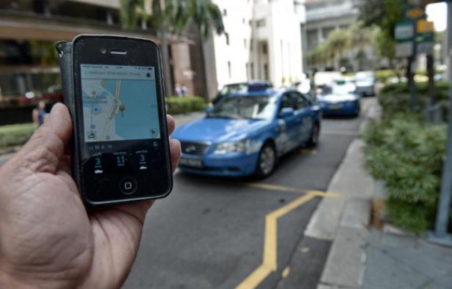 A person uses a smartphone with the Uber application service am & # xe9; Rican car with driver (VTC), October 10, 2014 & # xE0, Singapore