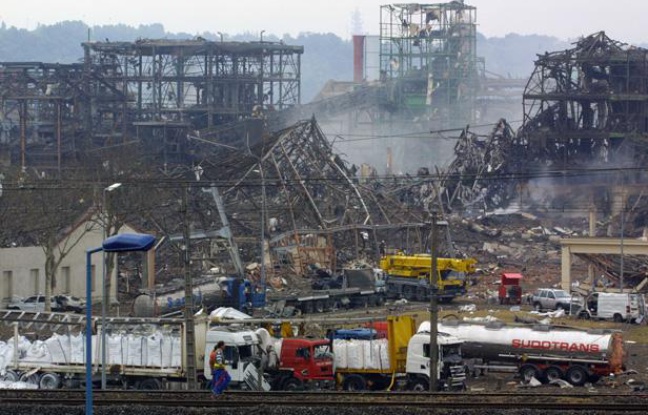 Vue prise le 22 septembre 2001, au lendemain de l'explosion de l'usine chimique AZF, située en périphérie de Toulouse.
Vue prise le 22 septembre 2001, au lendemain de l'explosion de l'usine chimique AZF, située en périphérie de Toulouse.