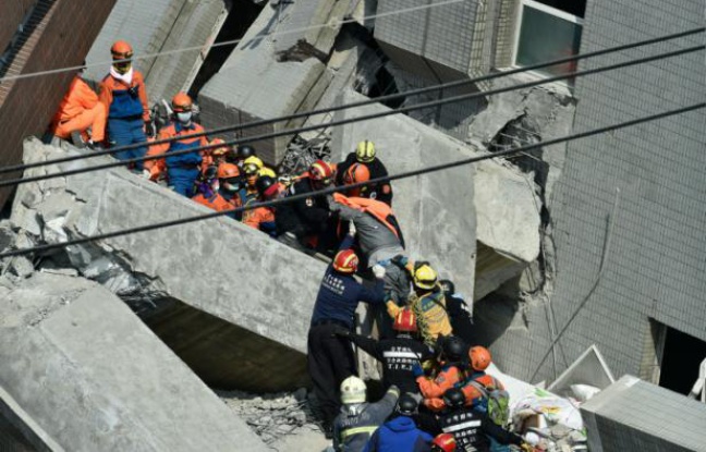 Des secouristes recherchent des survivants dans les décombres d'un immeuble le 7 février 2016, à Tainan, dans le sud de Taïwan, au lendemain d'un séisme de magnitude 6,4 Des secouristes recherchent des survivants dans les décombres d'un immeuble le 7 février 2016, à Tainan, dans le sud de Taïwan, au lendemain d'un séisme de magnitude 6,4