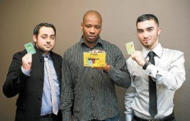 Julien, Mouki et Romain, trois amis vivant en banlieue, lancent un jeu. Julien, Mouki et Romain, trois amis vivant en banlieue, lancent un jeu.