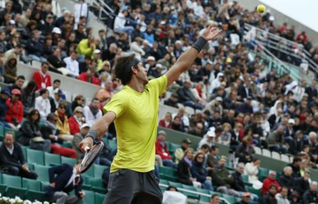 L'Argentin Juan Martin Del Potro a rejoint Roger Federer en quarts de finale de Roland-Garros, en éliminant lundi le Tchèque Tomas Berdych (7-6, 1-6, 6-3, 7-5), dans une partie interrompue la veille par la nuit. L'Argentin Juan Martin Del Potro a rejoint Roger Federer en quarts de finale de Roland-Garros, en éliminant lundi le Tchèque Tomas Berdych (7-6, 1-6, 6-3, 7-5), dans une partie interrompue la veille par la nuit.