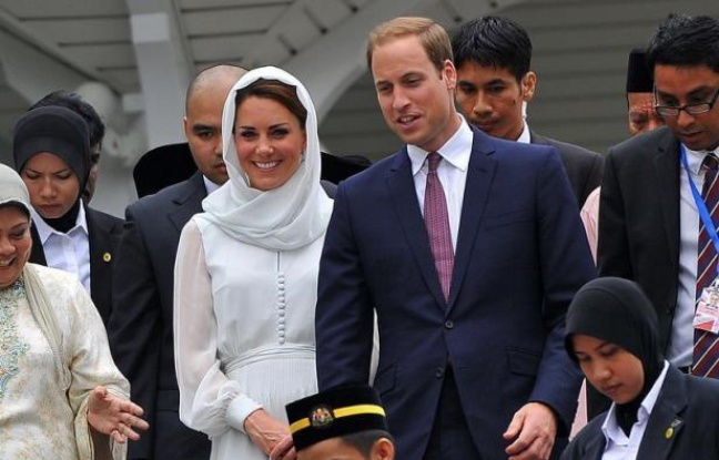 Le prince William et son épouse Kate devaient poursuivre dimanche aux îles Salomon leur tournée en Asie-Pacifique en l'honneur des 60 ans de règne d'Elizabeth, troublée par la publication dans la presse étrangère de photos montrant la jeune femme seins nus. Le prince William et son épouse Kate devaient poursuivre dimanche aux îles Salomon leur tournée en Asie-Pacifique en l'honneur des 60 ans de règne d'Elizabeth, troublée par la publication dans la presse étrangère de photos montrant la jeune femme seins nus.