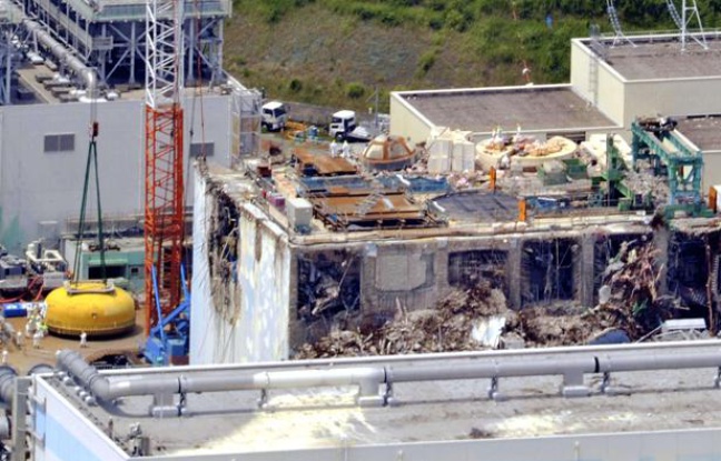 Travaux sur le toit du réacteur 4 de la centrale de Fukushima, le 10 août 2012. Travaux sur le toit du réacteur 4 de la centrale de Fukushima, le 10 août 2012.
