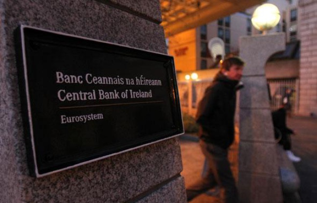 Un homme sort de la banque d'Irlande, à Dublin, le 18 novembre 2010. Un homme sort de la banque d'Irlande, à Dublin, le 18 novembre 2010.