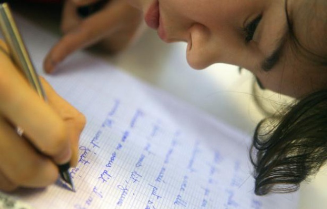 Un élève lors d'une dictée dans un collège parisien en octobre 2007 Un élève lors d'une dictée dans un collège parisien en octobre 2007