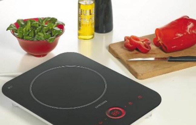La tablette à induction nomade Cook Idol de Samsung est disponible en bleu, rouge ou noir. La tablette à induction nomade Cook Idol de Samsung est disponible en bleu, rouge ou noir.