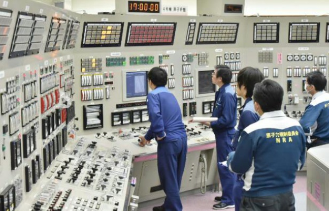 Des employés du réacteur nucléaire de Takahama, à 380 km de l'ouest de Tokyo, travaillent le 26 février 2016 à sa remise en marche Des employés du réacteur nucléaire de Takahama, à 380 km de l'ouest de Tokyo, travaillent le 26 février 2016 à sa remise en marche