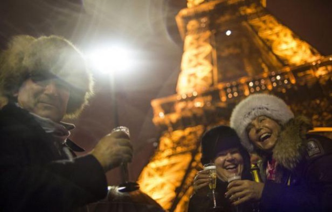 Quelque 300.000 personnes ont fêté le Nouvel An dans la nuit sur les Champs-Elysées et 40.000 autres au Champ de Mars et au Trocadéro, selon la préfecture de police de Paris, qui ne faisait pas état d'incidents notables mardi matin. Quelque 300.000 personnes ont fêté le Nouvel An dans la nuit sur les Champs-Elysées et 40.000 autres au Champ de Mars et au Trocadéro, selon la préfecture de police de Paris, qui ne faisait pas état d'incidents notables mardi matin.