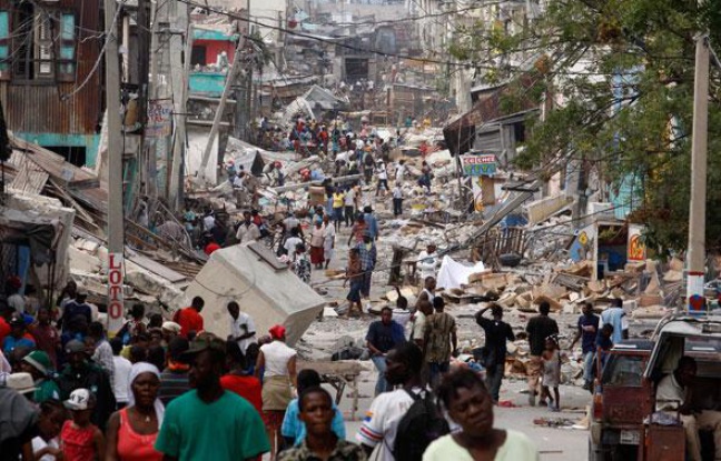 Trois jours après le séisme, la population haïtienne s'organise malgré le chaos qui régne dans la capitale Port-au-Prince. Trois jours après le séisme, la population haïtienne s'organise malgré le chaos qui régne dans la capitale Port-au-Prince.