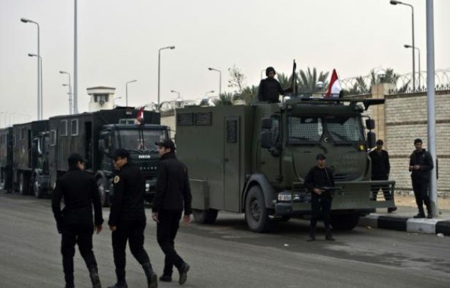 Des policiers egyptiens déployés au Caire le 16 février 2014 Des policiers egyptiens déployés au Caire le 16 février 2014