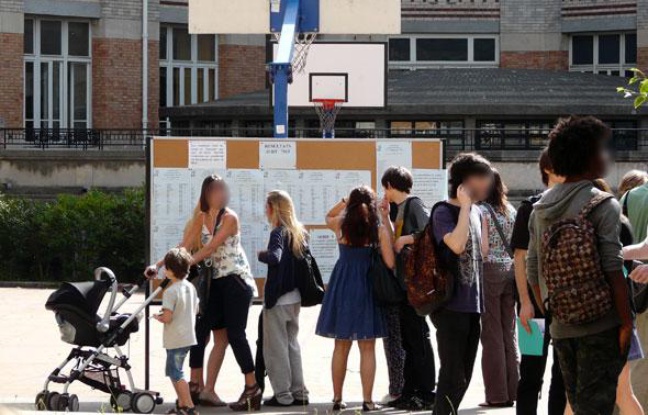 Des lycéens consultent les résultats du bac au lycée Jules-Ferry dans le 18e arrondissement à Paris le 6 juillet 2010. Des lycéens consultent les résultats du bac au lycée Jules-Ferry dans le 18e arrondissement à Paris le 6 juillet 2010.
