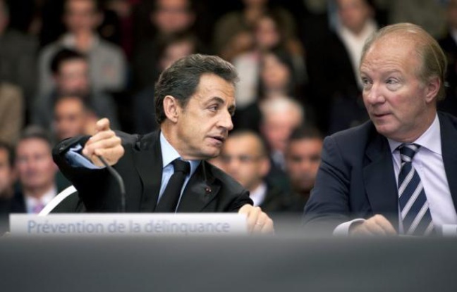 Nicolas Sarkozy est visé lundi par une première plainte depuis la fin de son immunité présidentielle, six familles de victimes de l'attentat de Karachi lui reprochant d'avoir violé le secret de l'enquête lors de la diffusion d'un communiqué par l'Elysée sur cette affaire. Nicolas Sarkozy est visé lundi par une première plainte depuis la fin de son immunité présidentielle, six familles de victimes de l'attentat de Karachi lui reprochant d'avoir violé le secret de l'enquête lors de la diffusion d'un communiqué par l'Elysée sur cette affaire.