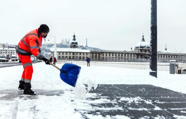 Un agent déblaie la neige à Lyon, le 15 janvier 2013. Un agent déblaie la neige à Lyon, le 15 janvier 2013.