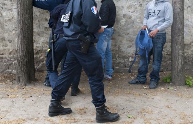 La police effectue un contrôle d'identité à Mantes-la-Jolie (Yvelines). La police effectue un contrôle d'identité à Mantes-la-Jolie (Yvelines).