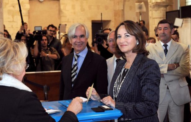 Ségolène Royal vote à La Rochelle, le 17 juin 2012. Ségolène Royal vote à La Rochelle, le 17 juin 2012.