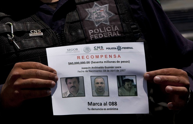 Un membre de la police fédérale mexicaine tient un avis de recherche de Joaquin Guzman, dit «El Chapo», le 16 juillet 2015. Un membre de la police fédérale mexicaine tient un avis de recherche de Joaquin Guzman, dit «El Chapo», le 16 juillet 2015.