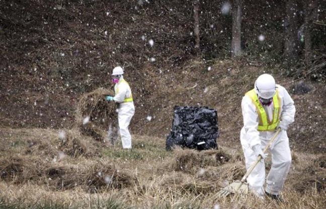 Opération de décontamination à Iitate, dans la préfecture de Fukushima, au Japon, le 6 janvier 2012. Opération de décontamination à Iitate, dans la préfecture de Fukushima, au Japon, le 6 janvier 2012.