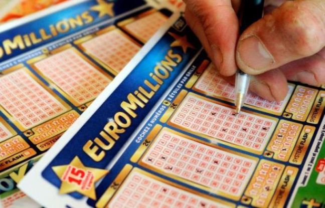 Quatorze tirages sans gagnant et la cagnotte d'Euro Millions résiste toujours : aucun joueur n'a en effet découvert mardi soir les sept bons numéros nécessaires pour décrocher les 190 millions d'euros de cette cagnotte record, lors du tirage diffusé par France 2. Quatorze tirages sans gagnant et la cagnotte d'Euro Millions résiste toujours : aucun joueur n'a en effet découvert mardi soir les sept bons numéros nécessaires pour décrocher les 190 millions d'euros de cette cagnotte record, lors du tirage diffusé par France 2.