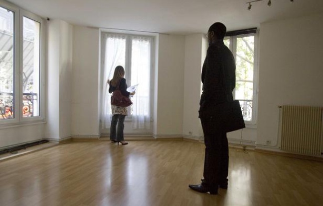 Jeune femme visitant un appartement avec un agent immobilier. Jeune femme visitant un appartement avec un agent immobilier.