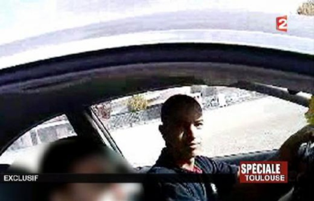 L'avocate algérienne du père de Mohamed Merah, auteur de sept meurtres en France, a déclaré dimanche qu'elle allait remettre des vidéos qui auraient été filmées par le jeune homme et d'autres preuves en sa possession à la justice française "dans les plus brefs délais". L'avocate algérienne du père de Mohamed Merah, auteur de sept meurtres en France, a déclaré dimanche qu'elle allait remettre des vidéos qui auraient été filmées par le jeune homme et d'autres preuves en sa possession à la justice française "dans les plus brefs délais".