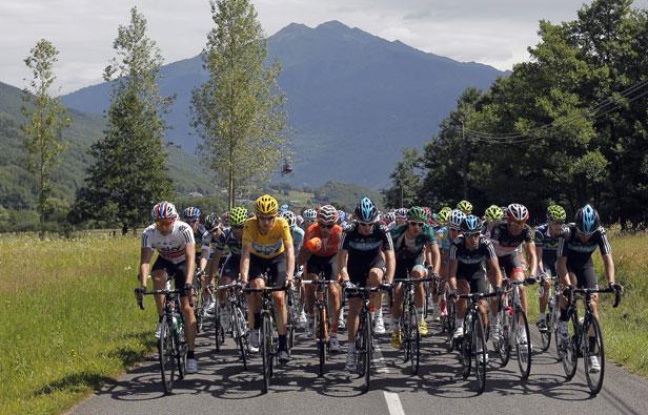 Le peloton du Tour de France, lors de la 12e étape sur la route d'Annonay, le 13 juillet 2012. Le peloton du Tour de France, lors de la 12e étape sur la route d'Annonay, le 13 juillet 2012.