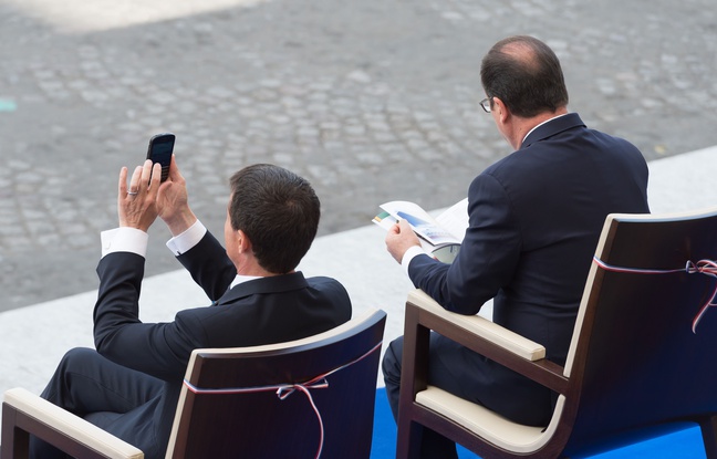 François Hollande (à droite) et Manuel Valls, à Paris, le 14 juillet 2015, lors du défilé sur les Champs-Elysées. François Hollande (à droite) et Manuel Valls, à Paris, le 14 juillet 2015, lors du défilé sur les Champs-Elysées.