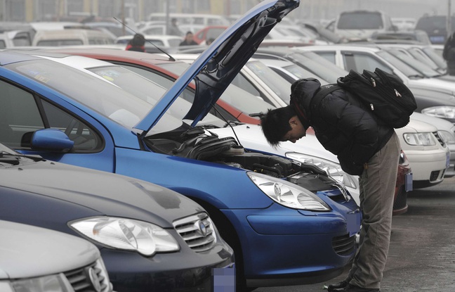 Un homme inspecte une voiture d'occasion (illustration). Un homme inspecte une voiture d'occasion (illustration).