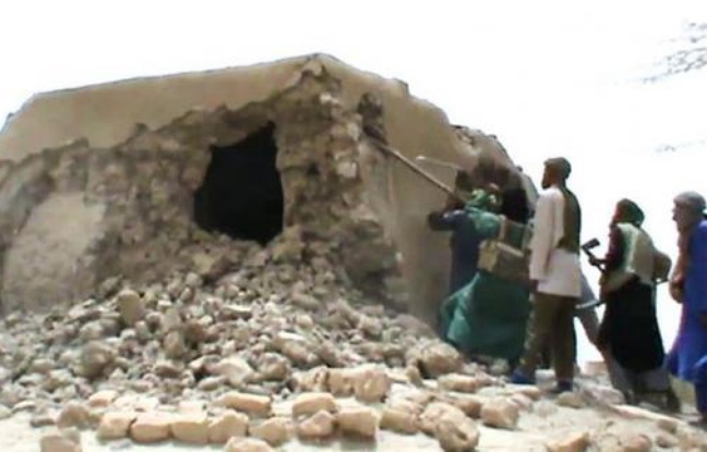 Les islamistes qui contrôlent le nord du Mali ont poursuivi lundi la destruction de bâtiments religieux musulmans à Tombouctou et posé des mines autour de la ville de Gao pour se protéger d'éventuelles attaques de rivaux touareg ou de soldats d'une force ouest-africaine. Les islamistes qui contrôlent le nord du Mali ont poursuivi lundi la destruction de bâtiments religieux musulmans à Tombouctou et posé des mines autour de la ville de Gao pour se protéger d'éventuelles attaques de rivaux touareg ou de soldats d'une force ouest-africaine.