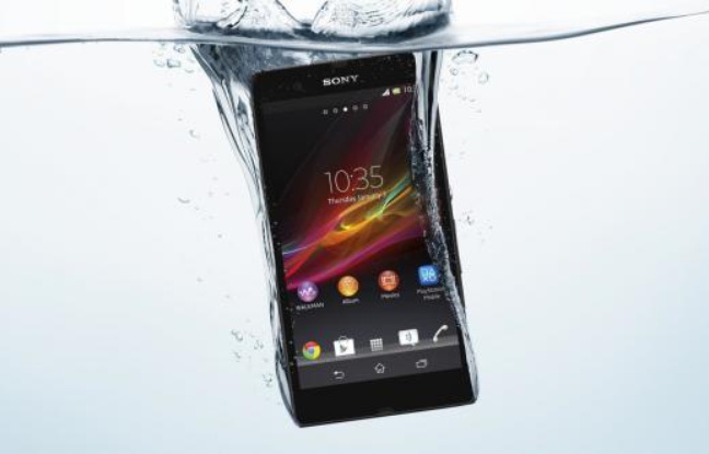 Le Sony Xperia Z résiste à une immersion de 30 minutes à 1 mètre de profondeur. Le Sony Xperia Z résiste à une immersion de 30 minutes à 1 mètre de profondeur.