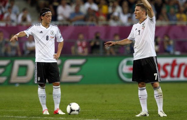 Les joueurs allemands, Mesut Ozil (à g.) et Bastian Schweinsteiger, lors du quart de finale de l'Euro contre la Grèce, le 22 juin 2012. Les joueurs allemands, Mesut Ozil (à g.) et Bastian Schweinsteiger, lors du quart de finale de l'Euro contre la Grèce, le 22 juin 2012.
