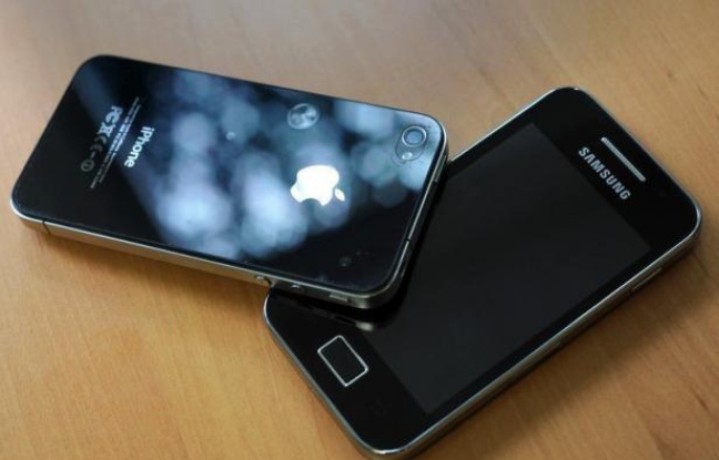 Après la victoire remportée par Apple dans un procès géant en Californie vendredi, le groupe sud-coréen Samsung a annoncé son intention de déposer un recours contre la décision du tribunal américain qui le condamne à verser plus d'un milliard de dollars pour des violations de brevets liés aux populaires iPad et iPhone. Après la victoire remportée par Apple dans un procès géant en Californie vendredi, le groupe sud-coréen Samsung a annoncé son intention de déposer un recours contre la décision du tribunal américain qui le condamne à verser plus d'un milliard de dollars pour des violations de brevets liés aux populaires iPad et iPhone.