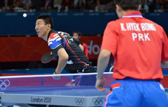 Le Sud-Coréen Ho Sangueun au service contre le Nord-Coréen Kim Hyok Bong, le 4 aoput 2012, à Londres. Le Sud-Coréen Ho Sangueun au service contre le Nord-Coréen Kim Hyok Bong, le 4 aoput 2012, à Londres.