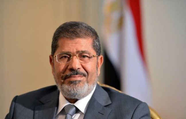 Le président égyptien Mohamed Morsi a décidé dimanche, une semaine environ après son investiture, d'annuler la dissolution du Parlement, rendant le pouvoir législatif que s'était attribué l'armée à l'Assemblée du peuple largement dominée par les islamistes. Le président égyptien Mohamed Morsi a décidé dimanche, une semaine environ après son investiture, d'annuler la dissolution du Parlement, rendant le pouvoir législatif que s'était attribué l'armée à l'Assemblée du peuple largement dominée par les islamistes.