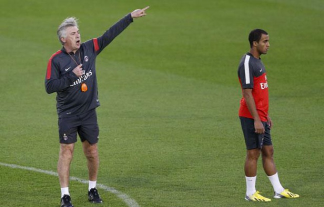 L'attaquant du PSG Lucas Moura sous les ordres de Carlo Ancelotti, le 1er janvier 2013 à Doha, au Qatar. L'attaquant du PSG Lucas Moura sous les ordres de Carlo Ancelotti, le 1er janvier 2013 à Doha, au Qatar.